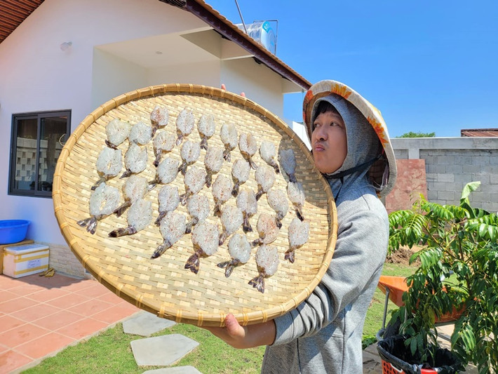 Nam diễn viên hài khoe tự làm tôm khô. Ảnh: FB Trường Giang.