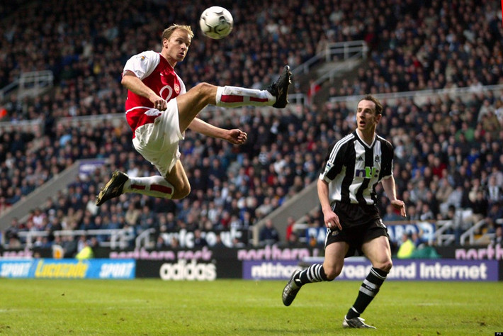Không bay: Là một trong những “người Hà Lan bay” chính hiệu từng khuynh đảo trời Âu trong màu áo Ajax Amsterdam, Inter Milan hay Arsenal nhưng Dennis Bergkamp lại đặc biệt sợ… bay. Cựu danh thủ 46 tuổi từng nằng nặc yêu cầu ban lãnh đạo Arsenal phải điền thêm điều khoản “không bắt buộc phải di chuyển bằng máy bay” mới chấp nhận gia hạn hợp đồng với Pháo thủ.