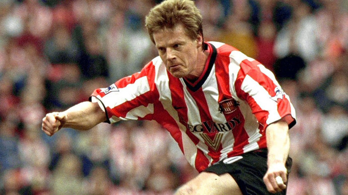 Cấm bay vào vũ trụ: Stefan Schwarz gia nhập Sunderland ở mùa hè 1999 với mức phí chuyển nhượng 4 triệu bảng. Bên cạnh những điều khoản thông thường khác, cựu tuyển thủ Thụy Điển buộc phải cam kết không được bay vào không gian trong thời gian thi đấu tại The Light. Tất cả xuất phát bởi đam mê chinh phục vũ trụ của chàng tiền vệ thần tượng nhà du hành nổi tiếng người Nga, Yuri Gagarin. Thậm chí Schwarz từng đăng ký tham gia một chuyến bay vào không gian với mục đích thương mại.