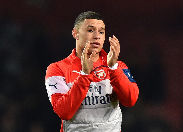 Thi đấu 20 phút: Alex Oxlade-Chamberlain không thường xuyên được trao cơ hội ra sân ở mùa giải 2011/2012, thời điểm anh mới cập bến Emirates. Bên cạnh yếu tố kinh nghiệm, việc đội bóng cũ Southampton thòng thêm điều khoản được hưởng thêm 10.000 bảng khi Oxlade-Chamberlain thi đấu nhiều hơn 20 phút mỗi trận khiến Arsenal tỏ ra thận trọng hơn. Với một HLV quen chi tiêu tằn tiện như Arsene Wenger, dễ hiểu khi ông thường xuyên tung tiền vệ 22 tuổi vào sân sau phút 71. Dẫu vậy, Chamberlain vẫn giúp Southampton kiếm được 200.000 bảng từ điều khoản này ở mùa giải 2012/2013.