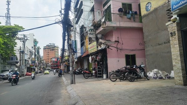 Trụ sở khu phố lấn chiếm vỉa hè sau đó bị đoàn kiểm tra 'xóa sổ', trả lại vỉa hè thông thoáng cho người đi bộ.