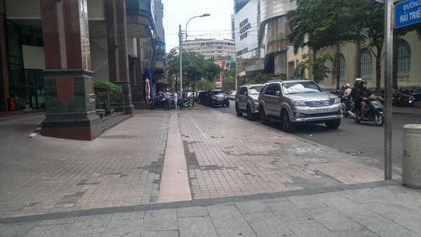 Tối 23/3, trên phố Hải Triều, ông Hải chỉ đạo đoàn kiểm tra tháo bỏ hàng loạt biển hiệu, bậc thềm lấn vỉa hè. Người dẫn đầu đoàn công tác cũng chỉ đạo thu giữ 4 chậu cảnh lớn trên lối đi bộ của tòa nhà cao tầng góc Hải Triều - Nguyễn Huệ. Trở lại đường Hải Triều, phóng viên ghi nhận, vỉa hè con phố ăn uống sầm uất giữa trung tâm TP.HCM đã thông thoáng, không còn cảnh lấn chiếm vỉa hè nhếch nhác, mất mỹ quan đô thị như trước đây.