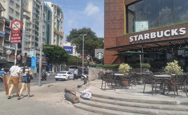 Tuy nhiên sau 3 ngày, phía đơn vị chủ quản lý vẫn giữ nguyên hiện trạng với phần lấn chiếm vỉa hè 1,5m có diện tích hình vòng cung dài hơn 20m.