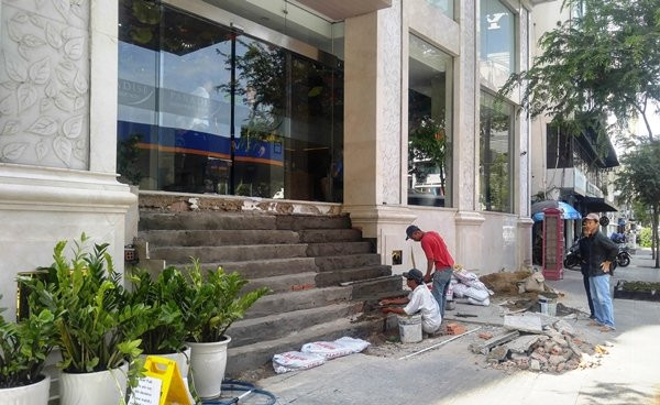 Tương tự, một khách sạn 3 sao trên đường Phạm Hồng Thái bị ông Hải chỉ đạo tháo bỏ bậc tam cấp lấn vỉa hè cũng thuê nhân công đến xây mới lại. Bậc tam cấp mới được xây lùi lại bên trong, trả lại vỉa hè thông thoáng cho người đi bộ.