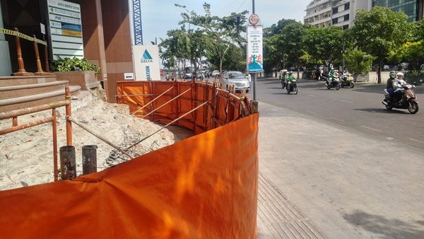 Đến nay (tức 6 ngày trôi qua - PV), nhiều cửa hàng kinh doanh, căn nhà có công trình lấn chiếm vỉa hè đường Nguyễn Huệ đã được người dân chủ động tháo dỡ. Vỉa hè trở nên thông thoáng cho người đi bộ... Khu vực công trình bậc tam cấp lấn chiếm vỉa hè của tòa nhà VTP Office Service Center đang được đơn vị quản lý rào chắn để khắc phục.