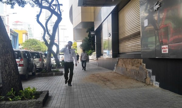 Vỉa hè thông thoáng khi những bậc tam cấp lấn chiếm không gian bị tháo dỡ. Tuy nhiên, việc này khiến kinh doanh của các cửa hàng bên trong khách sạn 5 sao gặp nhiều khó khăn; một số phải tạm đóng cửa, tìm phương án khắc phục do độ chênh giữa vỉa hè và nền nhà lên đến 1m.