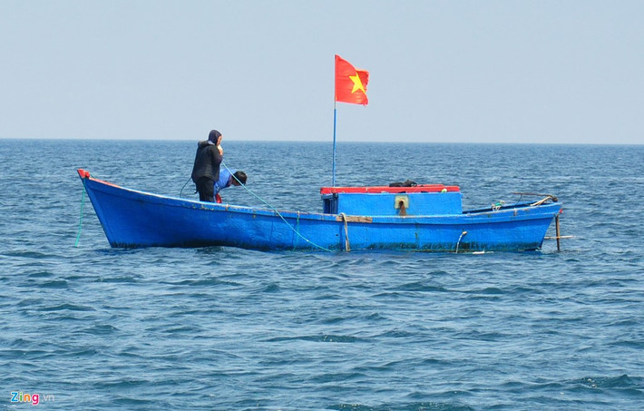 Khác với đánh bắt thủy sản xa bờ, ngư dân Lý Sơn (Quảng Ngãi) đầu tư khoảng 20 triệu đồng đóng tàu cá công suất nhỏ, mua máy nén khí, hệ thống dây hơi cùng quần áo, kính để hành nghề lặn bắt ốc xà cừ ở độ sâu khoảng 10 m tại những vùng rạn đá quanh đảo. Hàng ngày, họ ra vùng biển cách bờ 2-4 hải lý từ sáng sớm lặn bắt loại ốc mặt trăng. Trên tàu chuyên hành nghề lặn bắt ốc cừ, ngư dân trang bị hệ thống dây hơi nối với máy nén khí cung cấp oxy cho người lặn bắt ốc suốt nhiều giờ liền dưới đáy biển Lý Sơn.