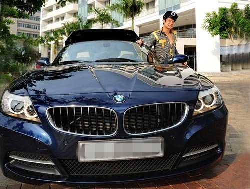 Đến năm 2011, Ngọc Sơn được mẹ tặng cho chiếc BMW Z4 trị giá 2,4 tỷ thiết kế mui trần. Ngoài ra, nam ca sĩ còn sở hữu nhiều chiếc xe khác có giá hàng tỷ đồng.