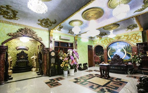 Nơi này được thiết kế theo phong cách độc đáo, có thể chứa tới 200 khách. Tuy nhiên, nam ca sĩ chỉ đón tiếp những người thân thiết tại đây. Nội thất bên trong căn hộ đều rất sang trọng với nguyên liệu từ nhiều loại gỗ quý hiếm, được gia công tỷ mỉ.