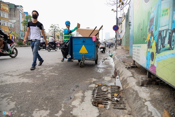 Vỉa hè Hà Nội có như không, người đi bộ tràn xuống lòng đường.