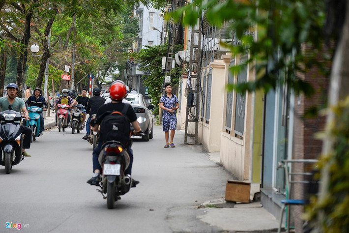 Phố Mai Anh Tuấn (Đống Đa) cũng có tình trạng tương tự.
