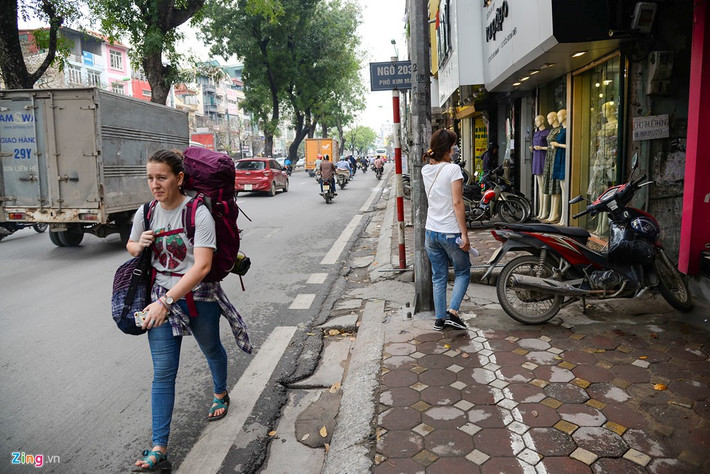 Trên nhiều tuyến phố Hà Nội trong đó có đường Kim Mã (Ba Đình), vạch sơn kẻ phần vỉa hè dành cho người đi bộ rộng từ 2-3 ô gạch, chỉ đủ cho một người di chuyển.