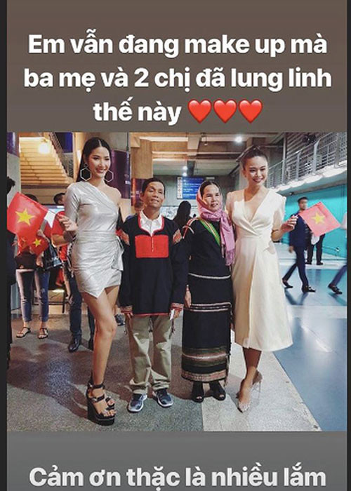 H'hen Niê hạnh phúc khi chung kết có sự góp mặt của bố mẹ. Hiện tại, đông đảo sao Việt gửi lời chúc mừng đến H'hen Niê đã mang về thành tích cao cho nhan sắc Việt Nam.