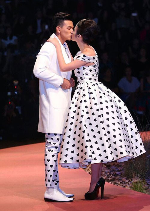 Hồi tháng 12/2015, Lê Xuân Tiền từng gây bất ngờ khi có màn khóa môi Angela Phương Trinh khi mở màn cho show diễn của NTK Đỗ Mạnh Cường.