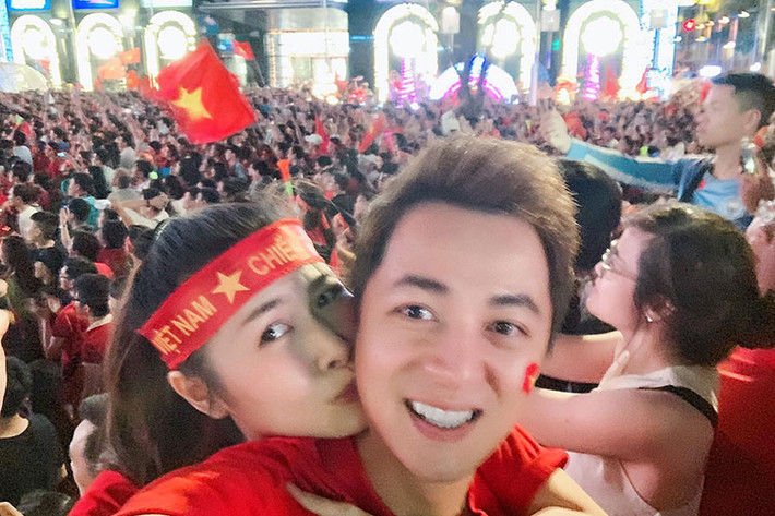 Bà xã của Đăng Khôi hôn má chồng khi ăn mừng cùng người dân cả nước.
