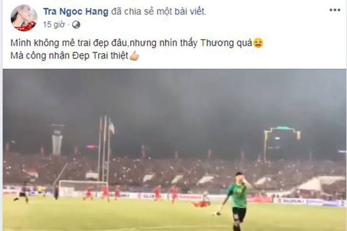 Trà Ngọc Hằng chia sẻ clip Đặng Văn Lâm ôm khung thành khóc khi đội tuyển Việt Nam giành chiến thắng. Người đẹp còn khen thủ môn này điển trai.