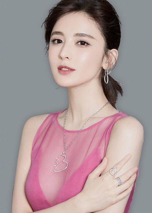 Cổ Lực Na Trát sinh năm 1992, bằng tuổi Địch Lệ Nhiệt Ba và cũng đến từ Tân Cương như Đồng Lệ Á, Cáp Ny Khắc Tư.