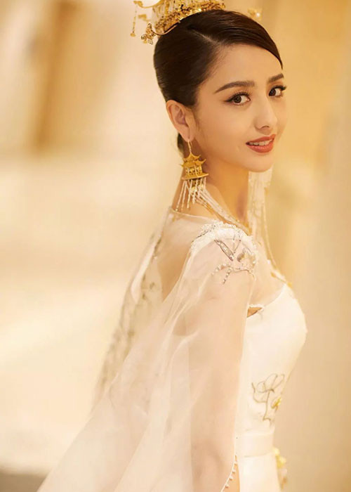 Đồng Lệ Á sinh năm 1984, đến từ Tân Cương. Vẻ đẹp biến hóa cũng là chiêu cô mê hoặc người hâm mộ.