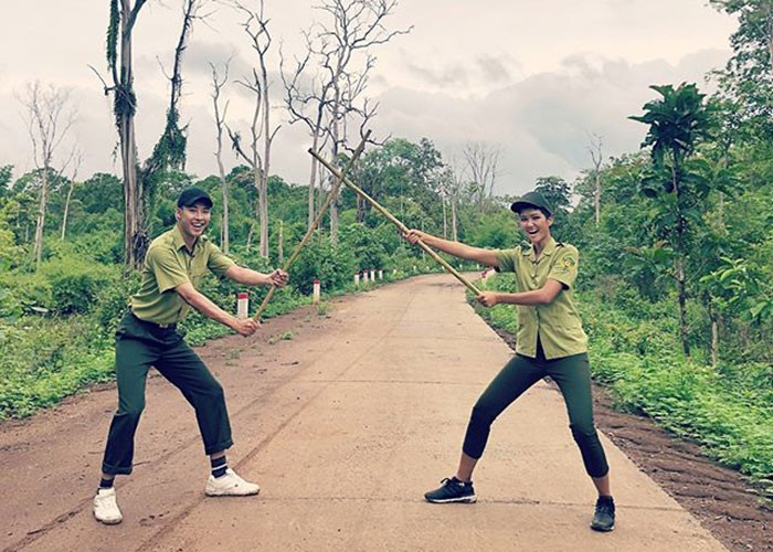 Người đẹp hóa nữ kiểm lâm đáng yêu.