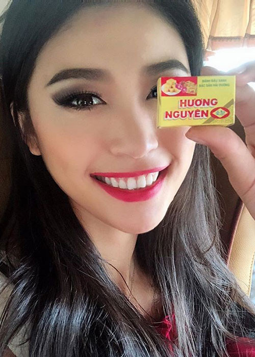 Người đẹp đến từ Trung Quốc khoe quà tặng của H'hen Niê.