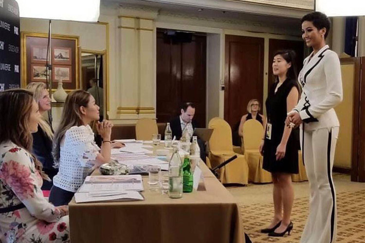 Ở phần thi phỏng vấn kín với ban giám khảo, H'hen Niê nhờ phiên dịch viên hỗ trợ do ngoại ngữ không phải là thế mạnh. Được biết, phần thi này khá quan trọng và ban giám khảo sẽ tìm hiểu rõ về con người và câu chuyện truyền cảm hứng của các thí sinh. Nhiều người cho rằng H'hen Niê có cơ hội ghi điểm nếu như truyền tải tốt câu chuyện vượt khó của mình.