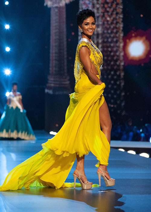 H'hen Niê sải những bước catwalk uyển chuyển, thần thái luôn rạng rỡ. Trong trang phục dạ hội và áo tắm, người đẹp sinh năm 1992 cũng khéo khoe vóc dáng với số đo hình thể 83-60-97. Trước phần thể hiện của H'hen Niê, không chỉ fan, nhiều hoa hậu, á hậu quốc tế cũng hết lời khen ngợi.