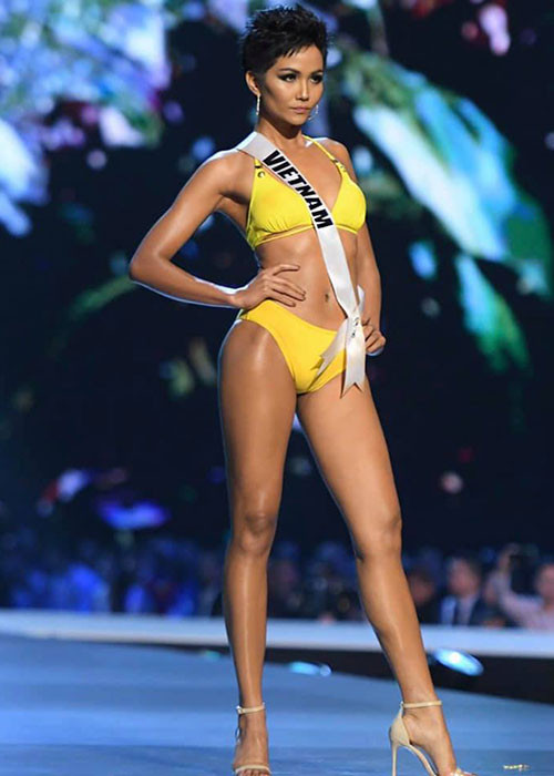 Hình ảnh H'hen Niê khoe trọn vóc dáng săn chắc trong phần thi bikini.