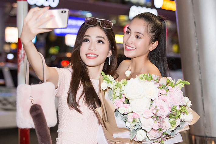 Tiểu Vy có mối quan hệ khá tốt với Á hậu Bùi Phương Nga và Hoa hậu Đỗ Mỹ Linh.