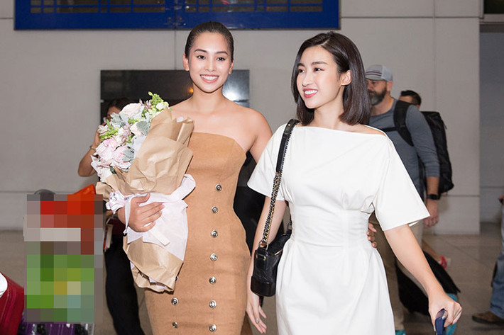 Tại sân bay trong ngày về, Tiểu Vy được người thân, fan và hội chị em Hoa hậu Đỗ Mỹ Linh và Á hậu Phương Nga chào đón.