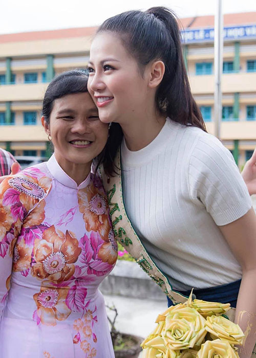 Khi mới trở về nước, Phương Khánh từng đến thăm trường cũ. Ảnh: FBNV