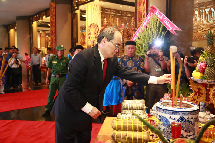 Bí thư Nguyễn Thiện Nhân dưng hương tại buổi lễ.