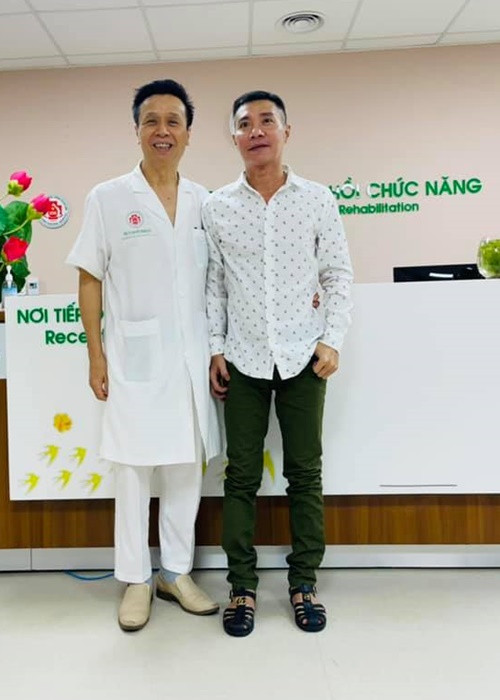 Hôm nay (ngày 27/10), NSND Công Lý (bên phải) ra viện. Anh ăn mặc giản dị. Ngọc Hà - vợ nam nghệ sĩ cho biết: “Hình ảnh này chính là lúc gia đình tự tin muốn chia sẻ với khán giả, anh Lý hoàn toàn ổn”. Ảnh: FB Ngọc Hà