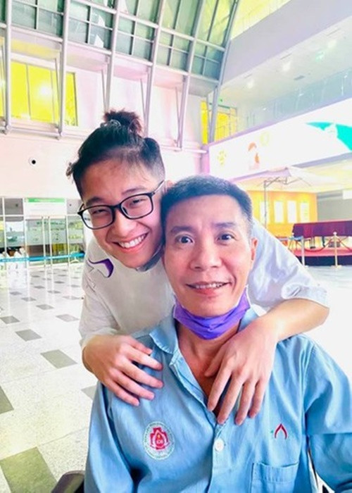 Công Lý còn đón sinh nhật bên con trai tại bệnh viện. Ảnh: FB Thảo Vân