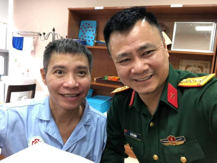 Nghệ sĩ Tự Long cũng đến thăm Công Lý tại bệnh viện. “Chúc NSND Công Lý có nhiều sức khỏe và nghị lực để nhanh trở về với sân khấu", Tự Long chia sẻ. Ảnh: FB Tự Long