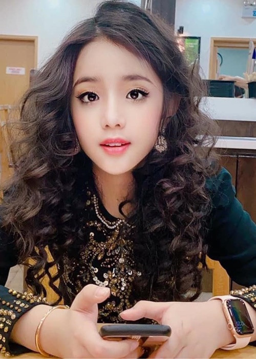 Thiên Nga dùng hầu hết tiền cát-sê đi hát, bán album để làm từ thiện. “Tiền đi diễn của Thiên Nga tôi để một quỹ riêng cho con. Nếu con đồng cảm và muốn giúp đỡ hoàn cảnh khó khăn nào đó, tôi đều khuyến khích, ủng hộ con”, mẹ của Thiên Nga cho hay. Ảnh: FB Thiên Nga
