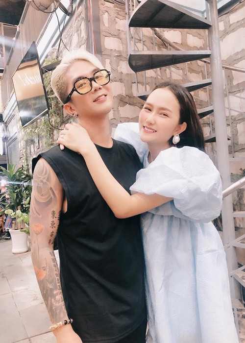 Chia sẻ trên Ngôi sao, Huỳnh Như cho biết, Khánh Đơn rất chiều vợ con. Nam ca sĩ không ngại nấu ăn, dọn dẹp, gội đầu cho bà xã.