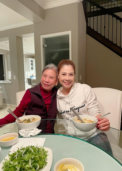 Mới đây, Thanh Thảo khoe được mẹ chồng yêu thương. “Có lẽ mình may mắn khi được gọi bà hai tiếng “má chồng” bởi sự tâm lý, khéo léo, tế nhị và tình cảm của bà dành cho mình. Bà luôn xuất hiện kịp thời để đưa ra những lời khuyên hàn gắn tình cảm và giữ gìn hạnh phúc của mình và con trai bà. Má rất thương mình, xem như con gái trong nhà, luôn tâm sự và chia sẻ mọi điều vui buồn với mình, dặn dò mình cách để giữ hạnh phúc”, nữ ca sĩ chia sẻ.
