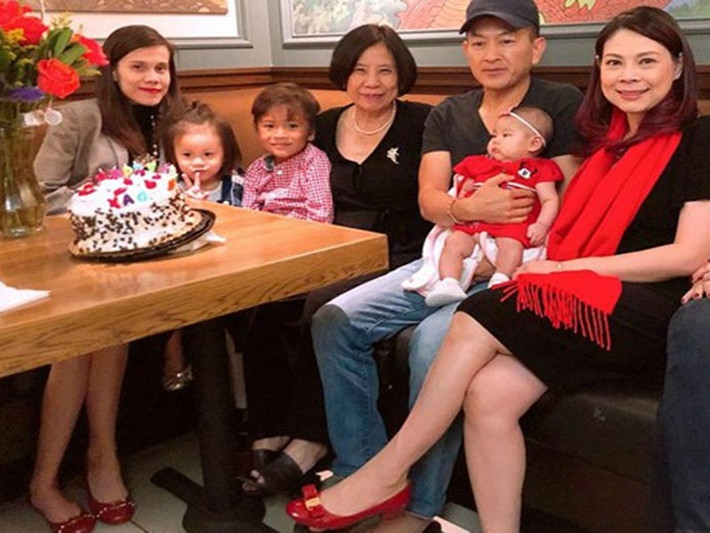 “Má quan tâm từng người trong gia đình mình, thương từng đứa cháu của mình, lần nào gặp má cũng có quà cho các cháu”, Thanh Thảo hạnh phúc viết.
