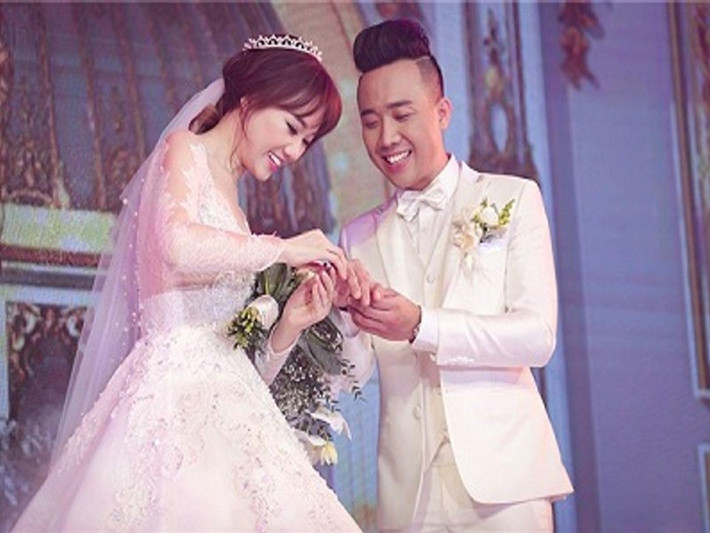 Trấn Thành bất chấp những lời dị nghị để bảo vệ Hari Won. Tháng 12/2016, nam danh hài tổ chức đám cưới hoành tráng rước người yêu về rinh. Ảnh: VTC