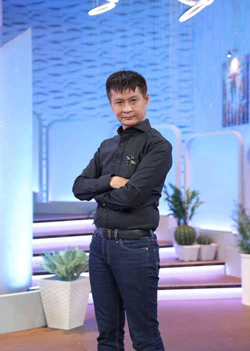 Năm 2020, đạo diễn Lê Hoàng gây sốc vì phát ngôn "Mừng vì tỉ lệ ly hôn cao". Cụ thể trong chương trình "Chị em chúng mình", anh nói: "Tỉ lệ ly hôn cao chứng tỏ sự phát triển của xã hội và tôi rất mừng vì điều đó. Đấy là một bước tiến bộ chứ không phải thụt lùi. Mặt khác, tỉ lệ ly hôn ở thành phố cao hơn vì người thành phố được trang bị văn hóa, kiến thức hơn nên họ không dễ tha thứ, không dễ bỏ qua, không dễ nhường nhịn, có gì đó là họ ly hôn ngay. Hoàng cho rằng điều đó quá văn minh". Ảnh: Dân Việt