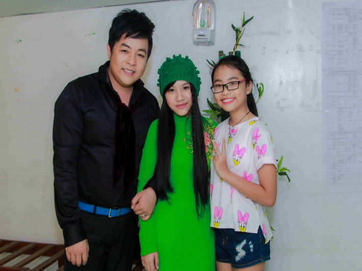 Năm 2016, Huyền Trân tiết lộ, mối quan hệ giữa cô và Quang Lê gặp trắc trở. “Chú Lê bắt em đội tóc giả, ra ngoài sống tự lập và thậm chí là nuôi tóc thật. Em không đồng ý điều đó nên hai chú cháu có chút mâu thuẫn do cả hai chưa cùng quan điểm với nhau”, Huyền Trân chia sẻ trên Dân Việt. Ảnh: Khám phá
