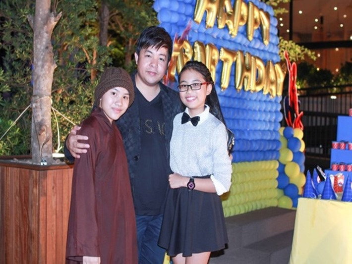Mới đây, Huyền Trân - con nuôi của Quang Lê bất ngờ bị nữ doanh nhân réo tên trong livestream. Một số người đặt nghi vấn Quang Lê dừng hợp tác với Huyền Trân có thể vì Huyền Trân đến từ Tịnh thất Bồng Lai. Ảnh: Giao thông