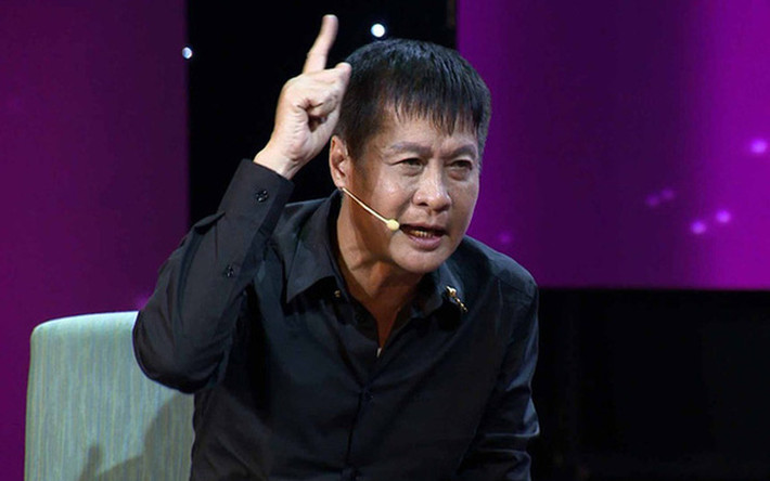 Năm 2019, trong chương trình “Chín người mười ý”, Lê Hoàng cho rằng nhắc đến ngoại tình ai cũng nghĩ là xấu nhưng không có cái gì đúng hay sai ở đây cả. Khi Quyền Linh bức xúc hỏi “đúng cái gì ở đây?”, Lê Hoàng giải thích thực tế, dù có vợ có chồng vẫn không ngăn người ta rung động với người khác.