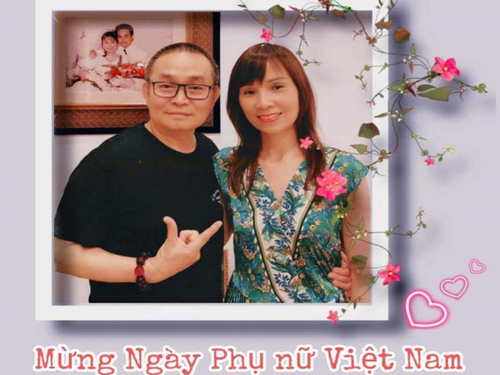 Ngày 19/10, nam nghệ sĩ đăng tải hình ảnh bên bà xã kèm chú thích: “Đi mua hoa tặng người chăm cái dạ dày của Hinh”. Ảnh: FB Xuân Hinh