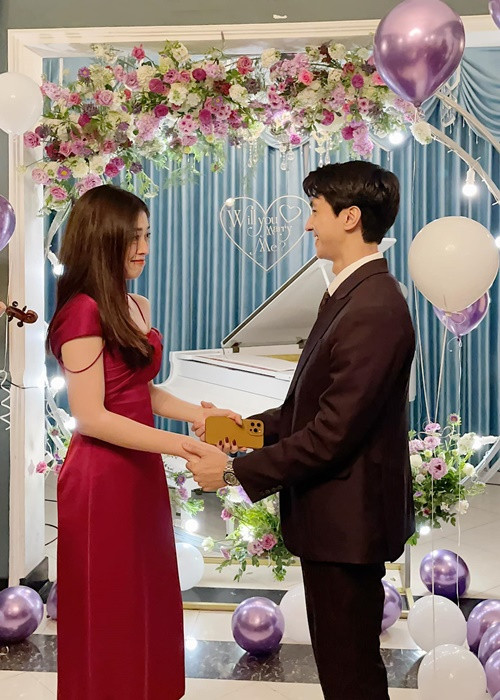 Mới đây, nam diễn viên Bình An cầu hôn Á hậu Phương Nga trong khung cảnh lãng mạn. Ảnh: FBNV