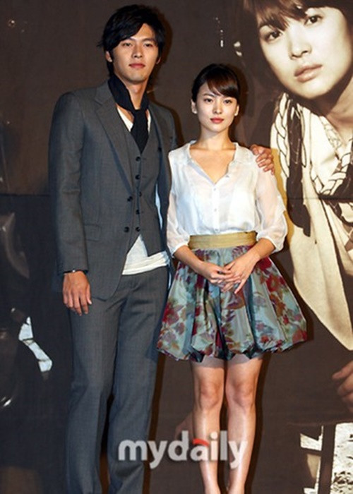 Tuy nhiên mối tình trong mơ giữa Hyun Bin và Song Hye Kyo nhanh chóng kết thúc, chỉ đúng một ngày trước khi Hyun Bin lên đường nhập ngũ vào tháng 3/2011. Ảnh: Mydaily