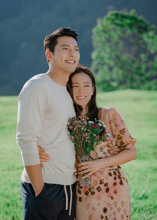 Hyun Bin - Son Ye Jin thừa nhận hẹn hò vào tháng 1/2021 sau khi đóng cặp trong phim “Hạ cánh nơi anh”. Mới đây, đôi uyên ương tuyên bố sẽ tổ chức hôn lễ trong tháng 3/2022. Ảnh: Dân Trí