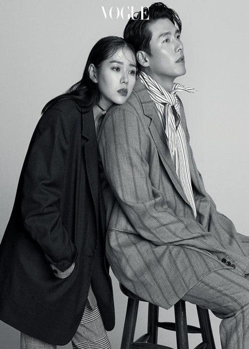 Son Ye Jin tựa đầu vào vai Hyun Bin khi chụp ảnh tạp chí. Ảnh: Vogue