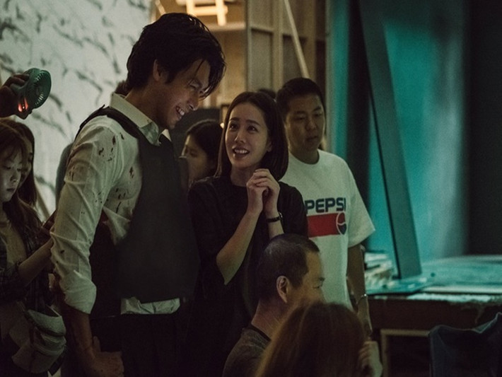 Hyun Bin - Son Ye Jin vừa thông báo cả hai sẽ tổ chức đám cưới trong tháng 3/2022. Cặp đôi lần đầu hợp tác trong bộ phim “Cuộc đàm phán sinh tử” năm 2018. Trên phim trường cách đây 4 năm, Son Ye Jin và Hyun Bin vui vẻ trò chuyện. Ảnh: Zing