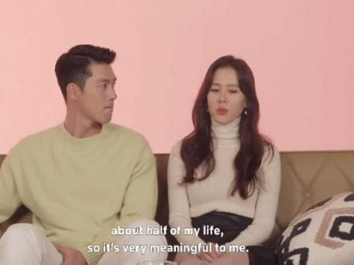 Tham gia các chương trình, sự kiện, Hyun Bin luôn dành cho bạn gái ánh mắt đắm đuối. Ảnh: Công lý và xã hội